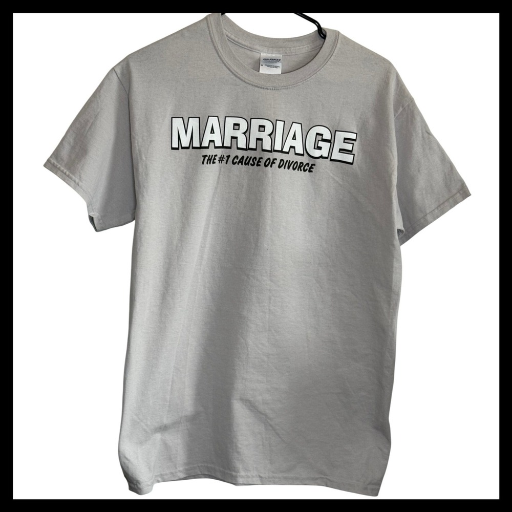 NWOT Gildan Ultra Cotton Marriage #1 Cause of Divorce Graphic T-Shirt Gray Mens